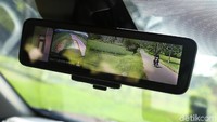 Kaca spion tengah yang menampilkan visual dari kamera belakang. Foto: Dikhy Sasra