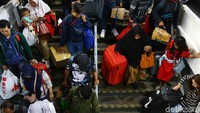 Menurut Senior Manager Humas PT KAI Daop 1 Jakarta Eva Chairunisa ercatat 23.744 penumpang yang turun di Stasiun Pasar Senen. Sementara untuk Stasiun Pasar Senen tercatat 90.651 penumpang telah tiba di Stasiun Pasar Senen sejak 6 Juni (H2) sampai dengan hari ini, Minggu (9/6/2019).