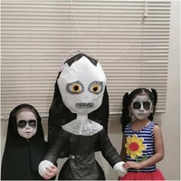 Tak cuma Lucia, temannya pun tampil dengan dandanan valak. (Foto: Twitter)