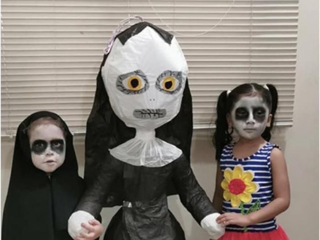 Tak cuma Lucia, temannya pun tampil dengan dandanan valak. (Foto: Twitter)