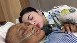 Momen Dewi Perssik Temani Ayahanda di RS Sebelum Tutup Usia