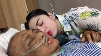 Dewi Perssik tampak sabar ketika ayahnya harus bermalam di rumah sakit. Foto: Instagram @dewiperssikreal