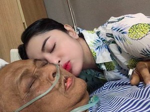 Ayahanda Meninggal Dunia, Dewi Perssik Setia di Samping Jenazah
