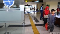 Sejumlah penumpang menuju ke bus TransJakarta gratis usai tiba di Terminal Pula Gebang, Jakarta.