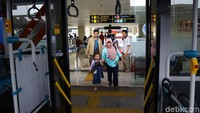 Bus TransJakarta gratis ini akan beroperasi selama 24 jam untuk mengantar para pemudik ke sejumlah terminal di kawasan DKI Jakarta, diantaranya Kampung Rambutan, Lebak Bulus, Kampung Melayu, Rawamangun, dan lain-lain.