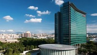 pabila dilihat dari depan, kantor pusat Huawei seperti hanya memiliki satu gedung raksasa. Namun, bagaimana pemandangan dalamnya? Istimewa/Dok.Huawei.