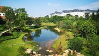 Area pekarangan markas besar Huawei diselimuti area hijau dan bangunan-bangunan bergaya Eropa. Terdapat juga danau buatan yang menghiasi area tersebut. Istimewa/Rappler. 
