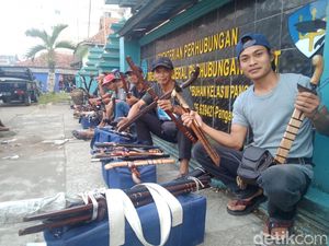Pedagang Golok Asal Garut Serbu Pantai Pangandaran