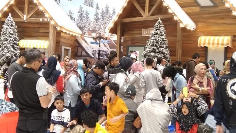 Suasana liburan sekolah di Trans Snow World Bekasi (Mochamad Zhacky/detikcom) Suasana liburan sekolah di Trans Snow World Bekasi (Mochamad Zhacky/detikcom)