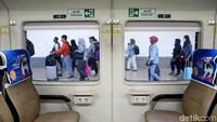 Sejumlah pemudik tiba di Jakarta via Stasiun Pasar Senen, Jakarta, Minggu (9/6/2019).