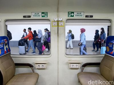 Sore Ini Ribuan Pemudik Tiba di Stasiun Pasar Senen