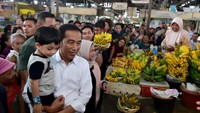 Presiden kemudian berjalan masuk dan langsung menuju blok pasar yang menjual jamu, sayur, dan makanan tradisional (Foto: Muchlis Jr - Biro Pers Sekretariat Presiden).