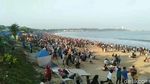 Yuk, LIhat Serunya Wisatawan Bermain di Pantai Santolo Garut