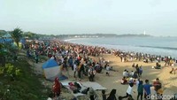 Kasatpolairud Pantai Santolo AKP Tri Andri mengatakan, kepadatan terjadi di Pantai Santolo sehari setelah lebaran.