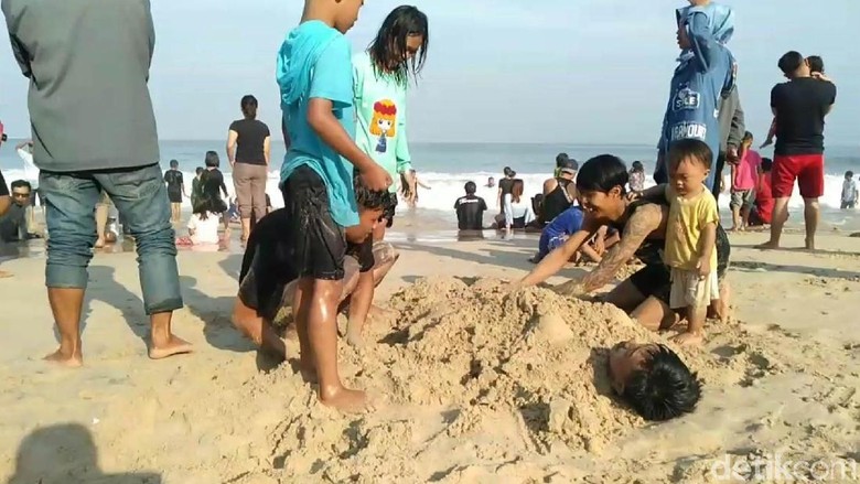 Yuk Lihat Serunya Wisatawan Bermain Di Pantai Santolo Garut