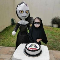 Lucia bukan tipikal anak perempuan pada umumnya yang ingin merayakan ulang tahun dengan pesta bertema Disney Princess atau tokoh kartun lainnya. Untuk pesta ulang tahun ke-3, Lucia yang tinggal di Monterrey, Meksiko, justru memilih film horor The Nun sebagai temanya. (Foto: Twitter)