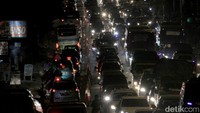 Pantauan detikcom, Sabtu (8/6/2019) di Jalan Raya Nagreg dari arah Garut menuju Bandung kepadatan mulai terjadi. Kendaraan yang mengarah ke Bandung menggunakan tiga lajur, sedangkan sebaliknya hanya menggunakan satu lajur.