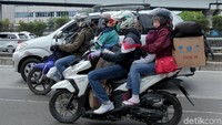 Pemudik motor nampak membawa sejumlah barang bawaan saat kembali ke Jakarta.