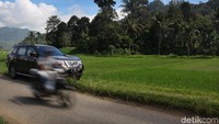 Mobil tetap mampu bergerak secara luwes dan meredam kejutan-kejutan lubang yang dalam. Foto: Dikhy Sasra