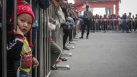 Para pemudik yang tiba di Pelabuhan Tanjung Priok tersebut merupakan peserta mudik balik gratis sepeda motor yang berangkat dari Pelabuhan Tanjung Emas, Semarang.
