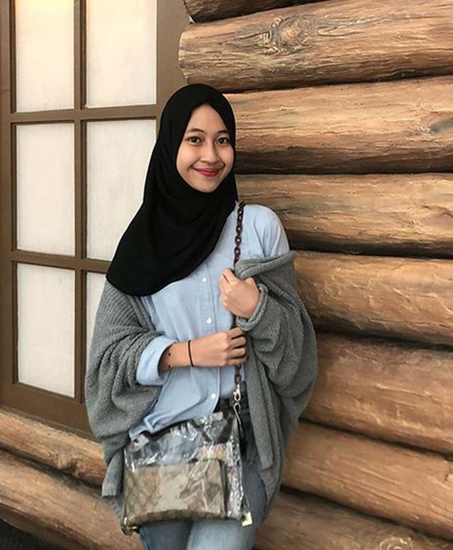 Umi Pipik : Inilah Foto Mesra Umi Pipik Peluk Sunu Wahyu, Vokalis Band