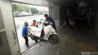 Jika berminat, syaratnya peserta hanya cukup STNK, KTP dan SIM, Meski tak dikenakan biaya jasa ini juga menyediakan asuransi. 