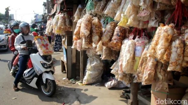kerupuk melarat dan rambak oleh-oleh khas cirebon