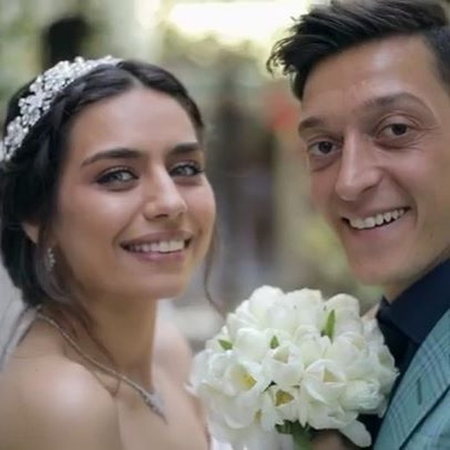Mesut Ozil dan Amine Gulse tampil bahagia dalam video pre-wedding mereka. Keduanya terlihat seperti sudah menikah, di mana Amine mengenakan gaun putih dan tiara, sedangkan Ozil memakai blazer biru. (Foto: Ist.)