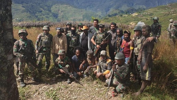 Detik-detik Ajudan Goliat Tabuni Ikrar Setia NKRI di Hadapan TNI