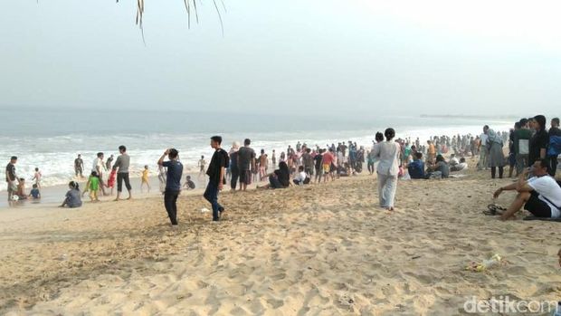 Libur Lebaran Wisatawan Padati Pantai Santolo Garut