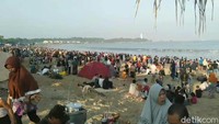 Ribuan wisatawan nampak memenuhi Pantai Santolo Garut untuk bermain air atau pun hanya sekadar menikmati pemandangan pantai tersebut.