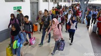 Oleh karena itu, tiket kereta sebelum dan sesudah lebaran di sejumlah daerah tak butuh waktu lama untuk ludes dibeli oleh para pemudik sejak jauh-jauh hari.