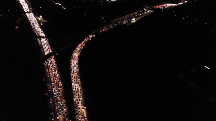Kemacetan di GT Cikampek Utama sempat mengalami pertambahan volume kendaraan yg akan masuk ke Jakarta lewat jalur Tol Trans Jawa. Seperti apa penampakannya?