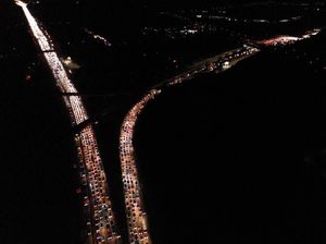 Padatnya Arus Balik Tol Japek Dipicu Penumpukan Kendaraan di Rest Area