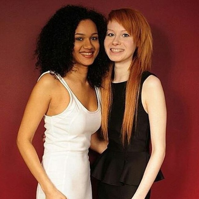 Tak ada yang percaya jika dua wanita ini adalah kembar. Tapi faktanya Lucy dan Maria Aylmer adalah anak kembar dengan keunikan fisik. Foto: Dok. Instagram @mariaaylmer