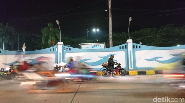 Suasana di area Pelabuhan Merak, Minggu (9/6/2019)