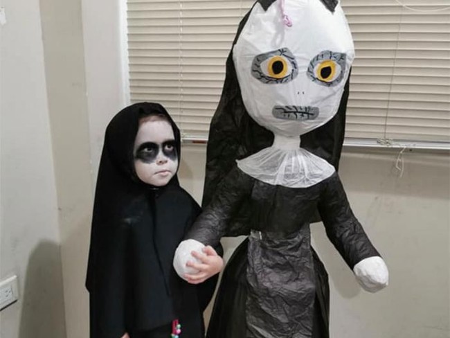 Aku tertawa terbahak-bahak ketika mendengar tema pestanya. Aku pikir dia cuma bercanda tapi ternyata Lucia benar-benar mau pesta ulang tahunnya bertema film The Nun, kata Andrea seperti dikutip dari Bored Panda. (Foto: Twitter)