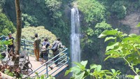 Tiket masuknya Rp 17.000. Traveler bisa menikmati pemandangan dari view deck setelah menapaki 587 anak tanggga menuju ke air terjun ini. (Yudha Maulana/detikcom)