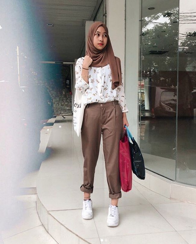 Berpose ootd usai berbelanja di mall, Adiba Khaza tampak mengenakan hijab pashmina mocca yang dililit lalu disampirkan ke sebelah kiri. Adiba memakai celana dengan warna senada yang digulung ke atas. Ia memasukan kemeja putih motifnya ke dalam celana.  Foto: Instagram Adiba Khanza.