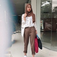 Berpose ootd usai berbelanja di mall, Adiba Khaza tampak mengenakan hijab pashmina mocca yang dililit lalu disampirkan ke sebelah kiri. Adiba memakai celana dengan warna senada yang digulung ke atas. Ia memasukan kemeja putih motifnya ke dalam celana.  Foto: Instagram Adiba Khanza.
