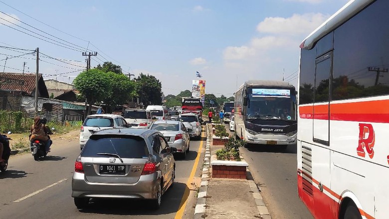 Imbas Pemberlakuan One Way, Jalur Non-tol Karawang-Cikampek Macet Imbas Pemberlakuan One Way, Jalur Non-tol Karawang-Cikampek Macet