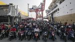 Suasana Arus Balik Pemudik di Pelabuhan Tanjung Priok