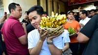 Dua putra Jokowi, Gibran dan Kaesang sempat membawa keluar buah yang dibeli Jokowi di pasar (Foto: Muchlis Jr - Biro Pers Sekretariat Presiden).