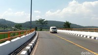 Pemandangan yang menawan di Jalur Lingkar Ambarawa itu membuat tak sedikit pemudik singgah sebentar untuk memotret.