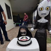 Ia bahkan berdandan ala Valak, karakter suster menyeramkan dari film horor yang dirilis tahun lalu itu. Wajahnya putih pucat dengan lingkaran hitam di area mata. Lucia juga ditemani sebuah balon berbentuk valak. (Foto: Twitter)