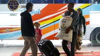 Para penumpang itu pun membawa sejumlah barang usai melakukan mudik untuk merayakan lebaran di kampung halaman.