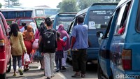 Sejumlah penumpang menggunakan transportasi umum untuk menuju ke tempat tinggal masing-masing usai tiba di Terminal Kampung Rambutan, Jakarta.