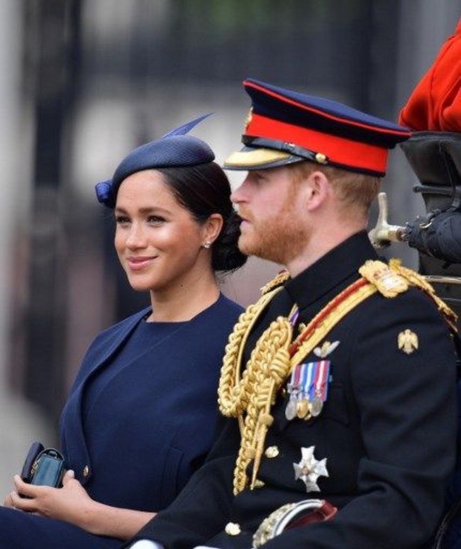 Baru-baru ini, saat acara Trooping the Colour yang digelar untuk merayakan ulang tahun ke-93 Ratu Elizabeth II, tampak cincin baru melingkar di jari manis Meghan Markle. Aksesori teranyar tersebut diyakini sebagai cincin keabadian dari Pangeran Harry sebagai hadiah kelahiran putra pertama mereka, Archie Harrison. Harga cincin berhias detail berlian itu ditaksir sekitar Rp 78 juta. Jika ditotal, seluruh perhiasan yang pernah dipakai Meghan selama 18 bulan terakhir atau sejak menjadi istri Pangeran Harry bernilai 600 ribu poundsterling atau Rp 10 miliar! (Foto: Daniel LEAL-OLIVAS / AFP)
