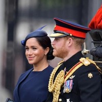 Baru-baru ini, saat acara Trooping the Colour yang digelar untuk merayakan ulang tahun ke-93 Ratu Elizabeth II, tampak cincin baru melingkar di jari manis Meghan Markle. Aksesori teranyar tersebut diyakini sebagai cincin keabadian dari Pangeran Harry sebagai hadiah kelahiran putra pertama mereka, Archie Harrison. Harga cincin berhias detail berlian itu ditaksir sekitar Rp 78 juta. Jika ditotal, seluruh perhiasan yang pernah dipakai Meghan selama 18 bulan terakhir atau sejak menjadi istri Pangeran Harry bernilai 600 ribu poundsterling atau Rp 10 miliar! (Foto: Daniel LEAL-OLIVAS / AFP)