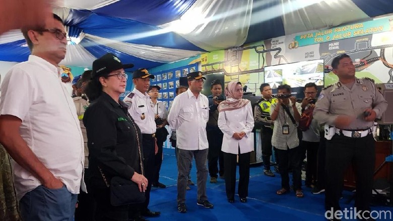Tinjau Pos Terpadu di GT Brebes, Menhub-Menkes Cek Arus Balik via CCTV Tinjau Pos Terpadu di GT Brebes, Menhub-Menkes Cek Arus Balik via CCTV